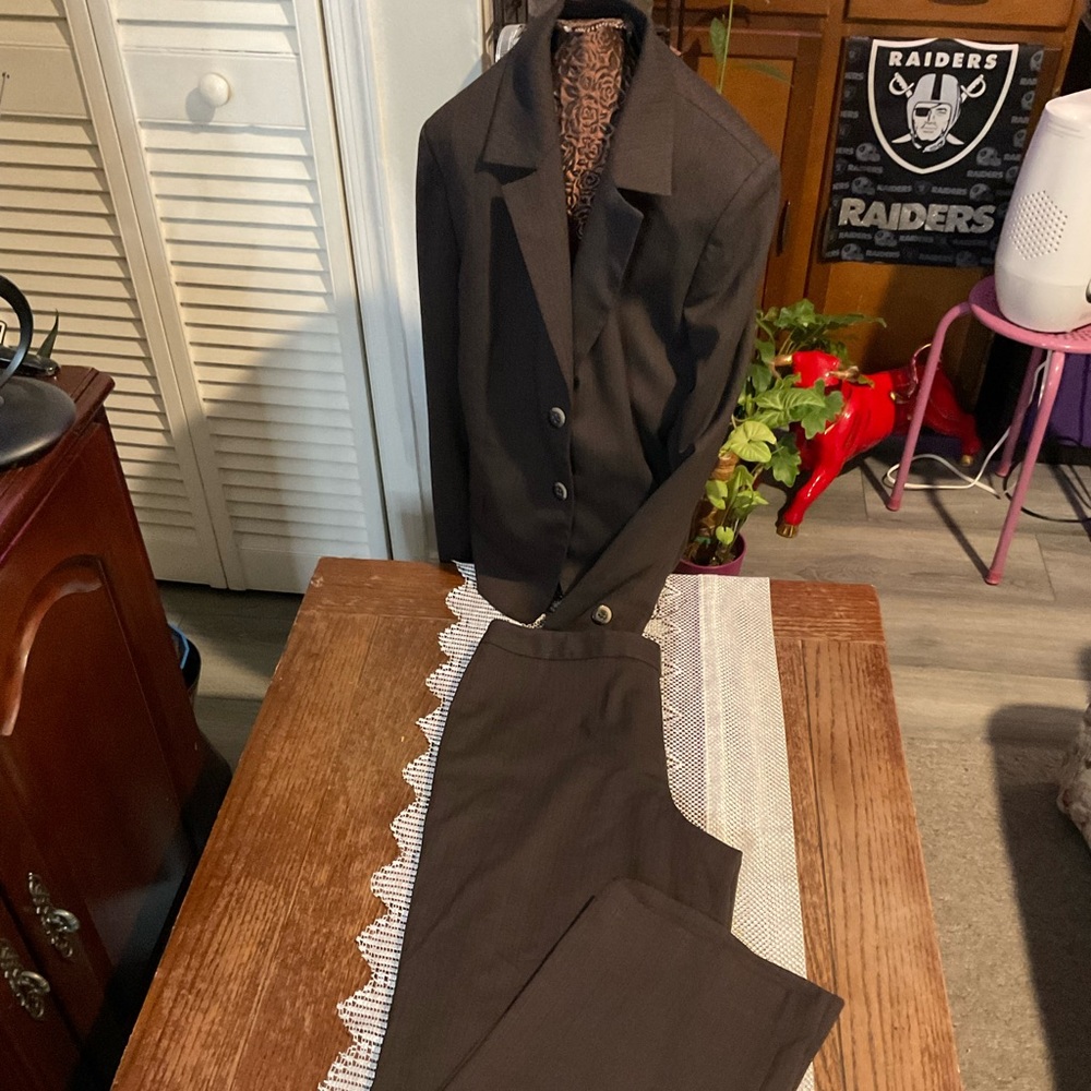Ladies pants suit